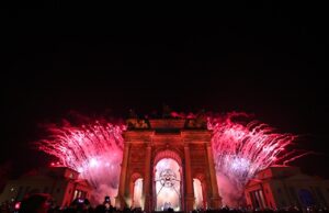 Mattarella in tram, poesia, musica e grandi star: parte Milano-Cortina