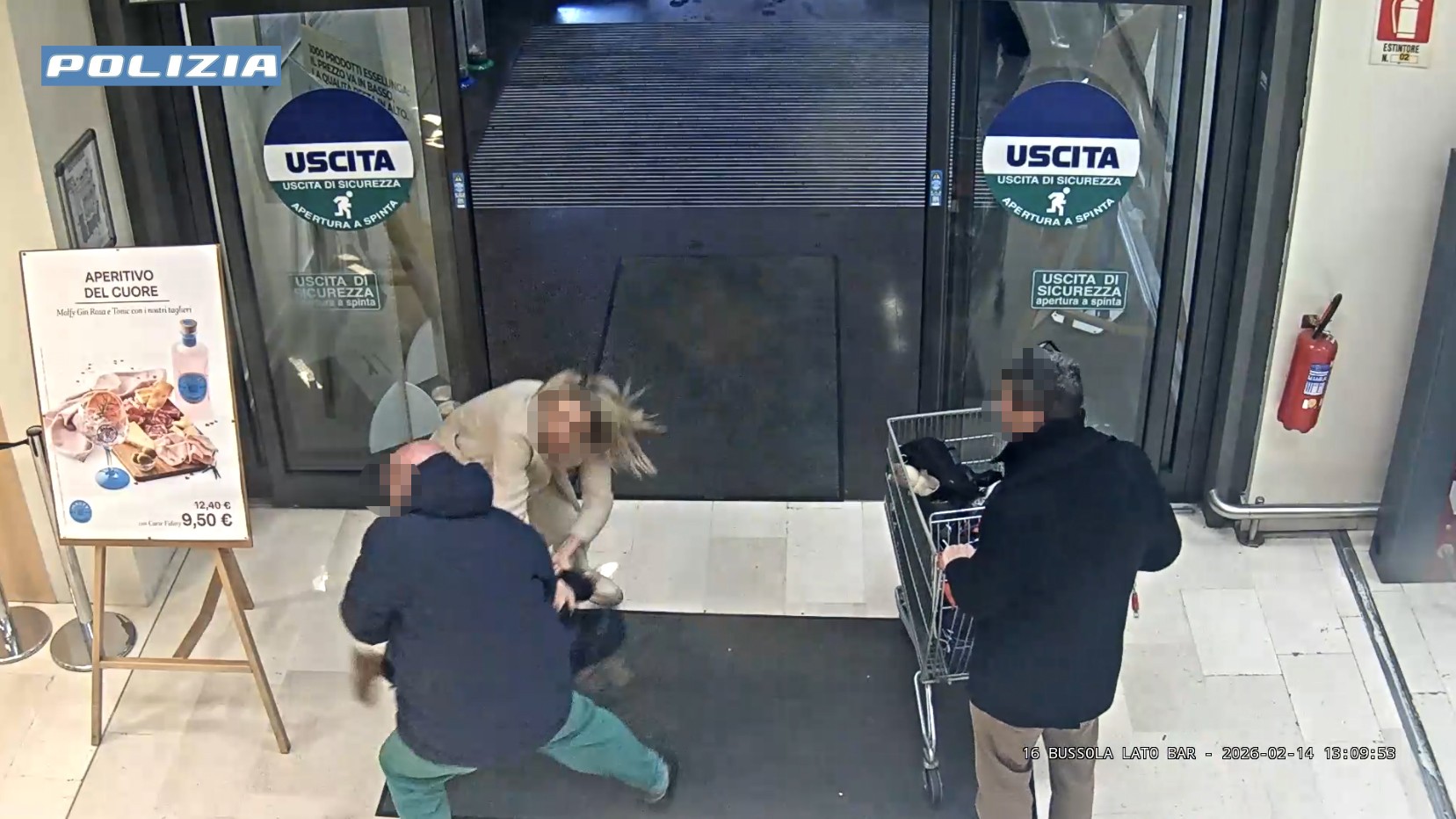 Tenta di rapire una bambina in un supermercato a Bergamo, arrestato. Il padre che l’ha salvata “Ho agito d’istinto” Tenta di rapire una bambina in un supermercato a Bergamo, arrestato. Il padre che l’ha salvata “Ho agito d’istinto”