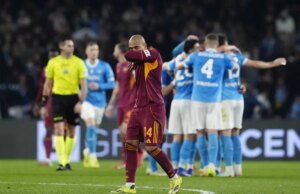 Alla Roma non basta Malen, il Napoli non molla e al Maradona finisce 2-2