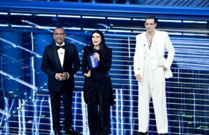 Sanremo, show di Lillo e omaggio Lauro alle vittime di Crans-Montana. Nella top 5 Paradiso, Lda e Aka 7even, Nayt, Fedez-Masini, Ermal Meta