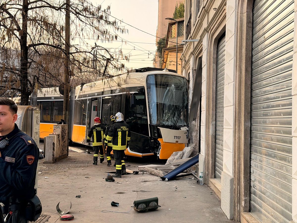 Tram deragliato a Milano. Un morto e 20 feriti Tram deragliato a Milano. Un morto e 20 feriti