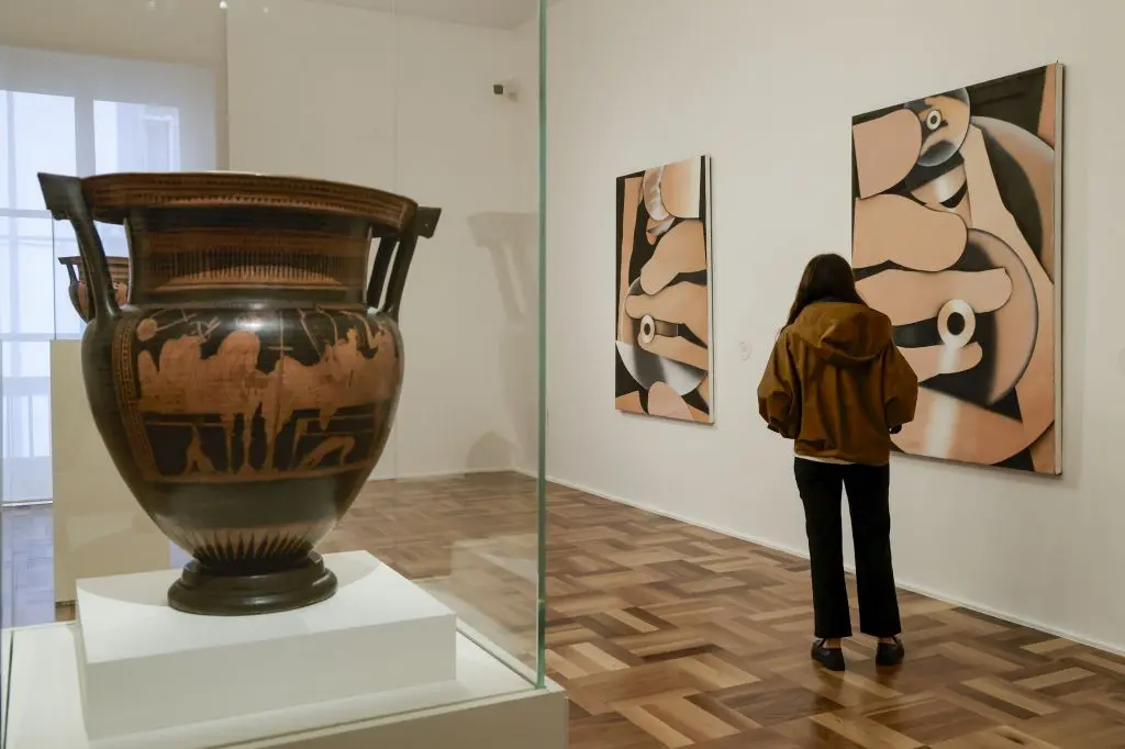 “Vortici”, alle Gallerie d’Italia di Napoli Worth dialoga con la ceramica antica