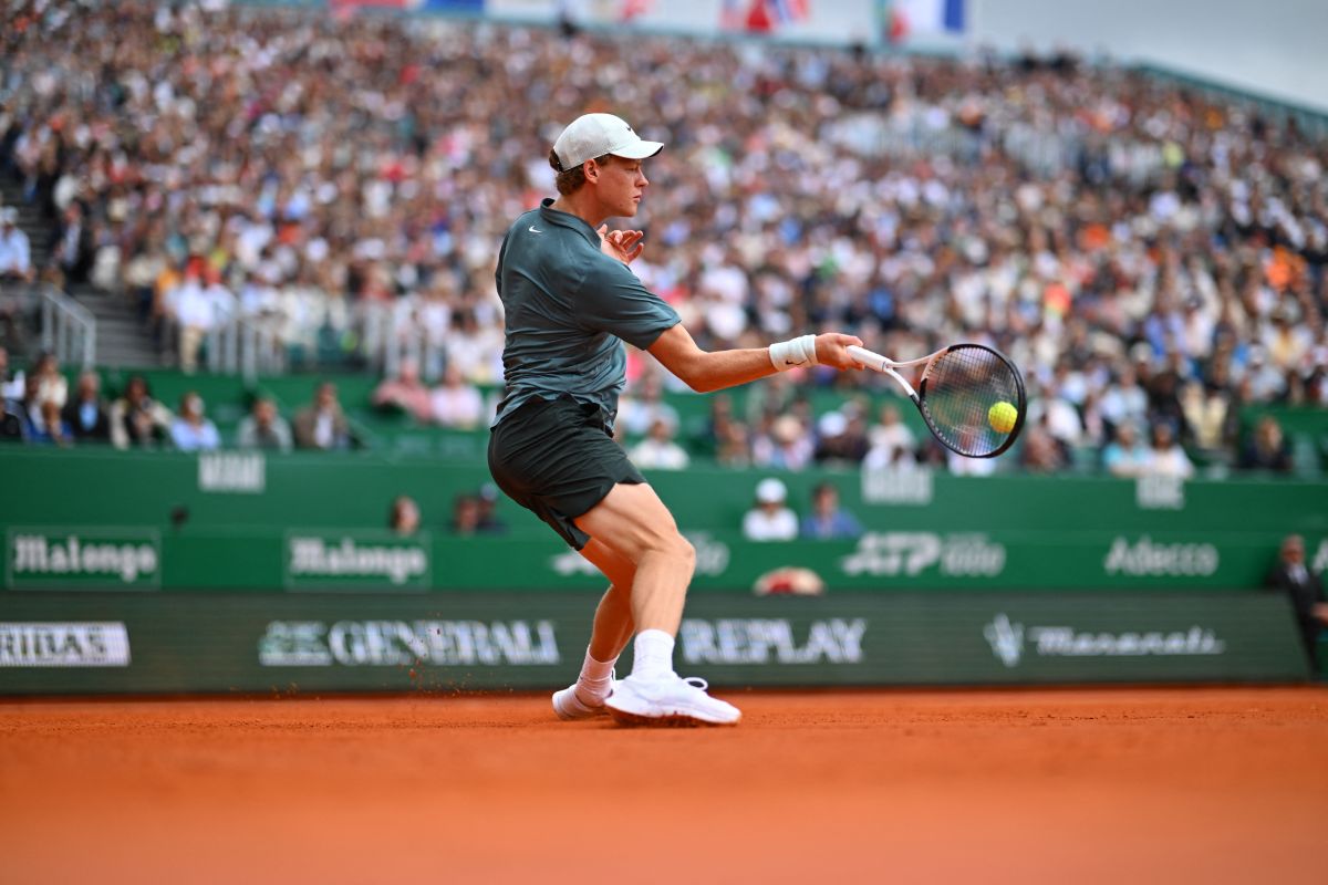 Sinner concede un set a Machac ma è ai quarti a Montecarlo Sinner concede un set a Machac ma è ai quarti a Montecarlo