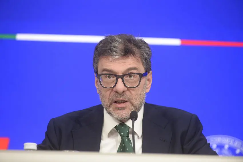 Giorgetti “Se la crisi perdura valutare sospensione del patto di stabilità”