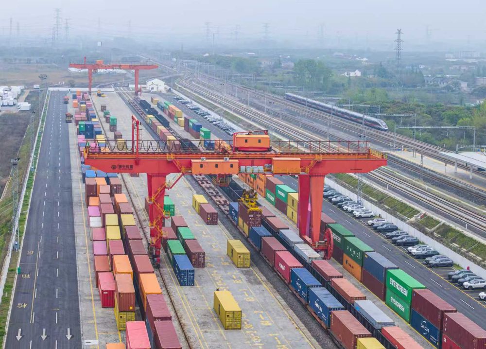 Cina, commercio estero in aumento del 15% nel primo trimestre