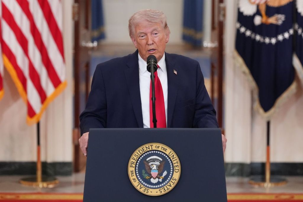 Trump “Dazi del 25% alle auto europee, Ue “Inaccettabile” Trump “Dazi del 25% alle auto europee, Ue “Inaccettabile”