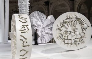 Intesa Sanpaolo, alle Gallerie d’Italia le grandi opere di Arnaldo Pomodoro