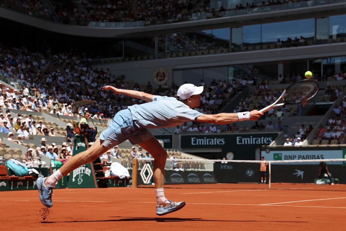 Crollo fisico per Sinner, è fuori al secondo turno del Roland Garros Crollo fisico per Sinner, è fuori al secondo turno del Roland Garros