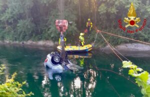 Auto finisce in un canale nel milanese, 3 morti