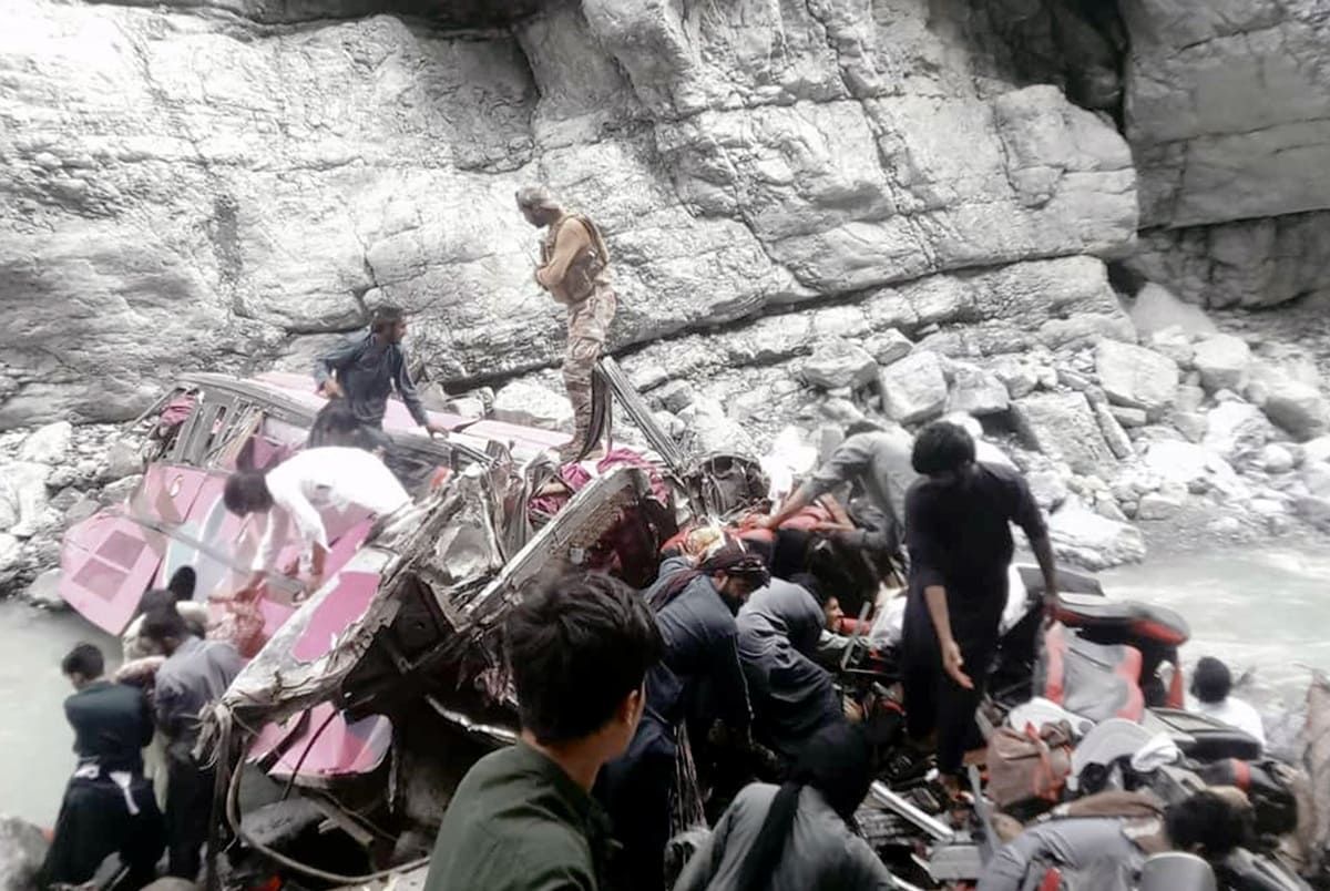 Bus precipita in un burrone in Pakistan, almeno 40 morti Bus precipita in un burrone in Pakistan, almeno 40 morti