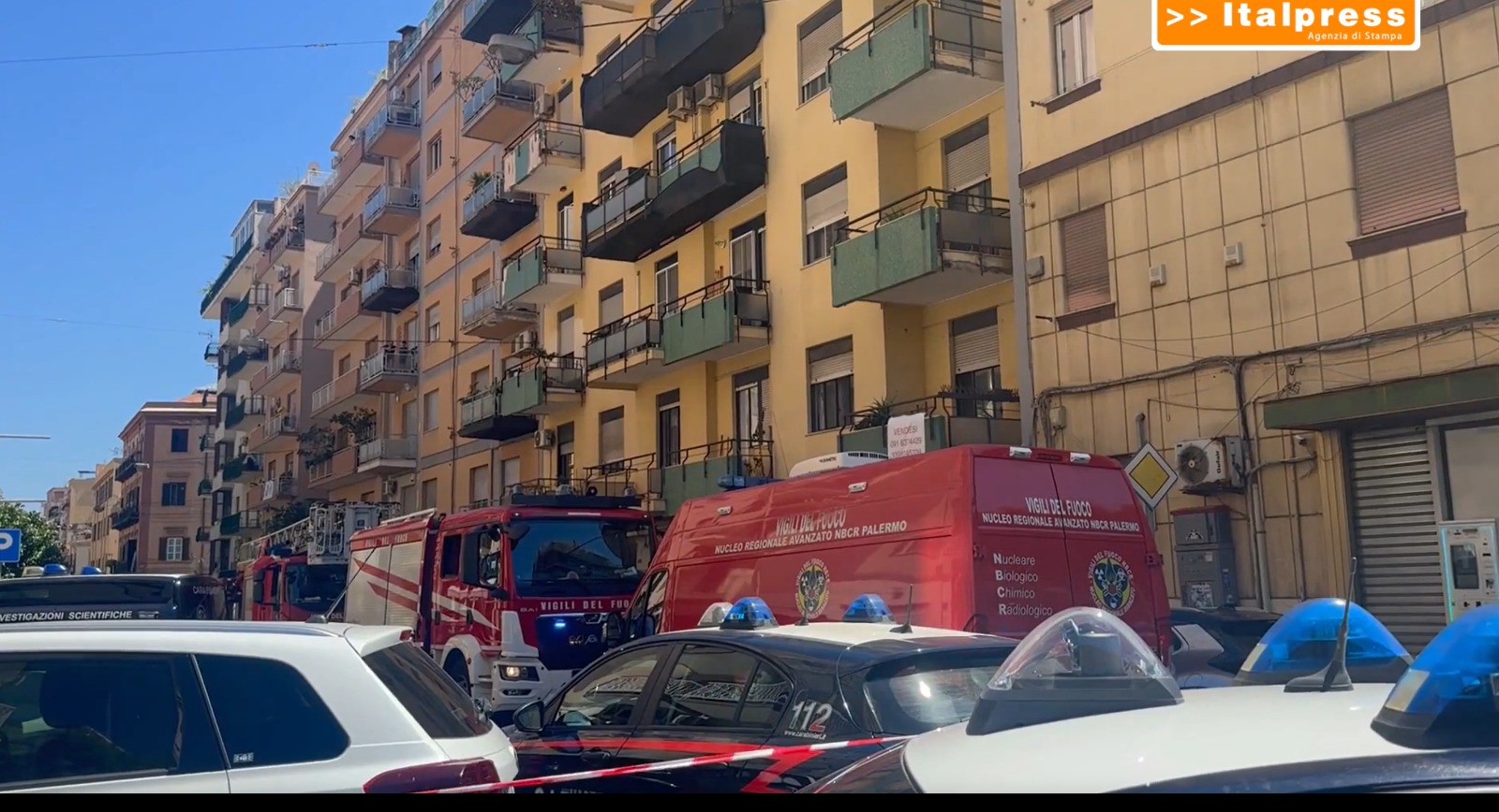 Omicidio a Palermo, un uomo si barrica in casa e minaccia di far esplodere il palazzo. Poi si arrende e viene arrestato Omicidio a Palermo, un uomo si barrica in casa e minaccia di far esplodere il palazzo. Poi si arrende e viene arrestato