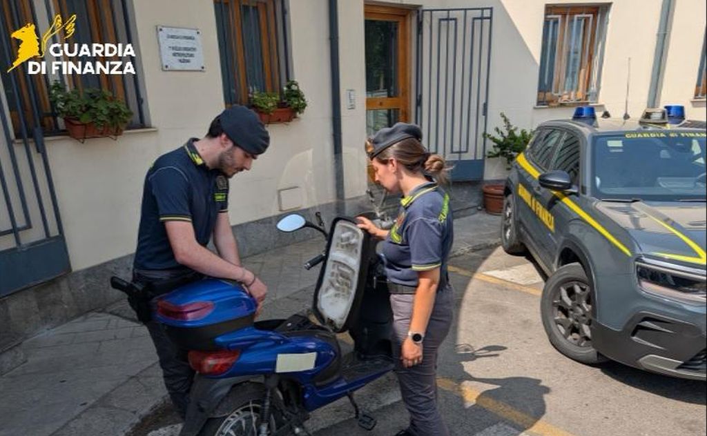 Scooter venduti come bici elettriche, maxi sequestro in tutta Italia Scooter venduti come bici elettriche, maxi sequestro in tutta Italia