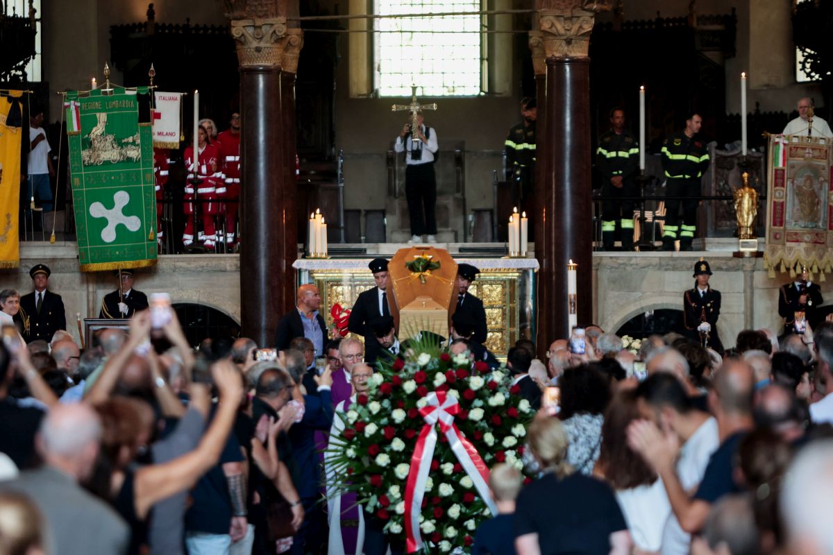Don Mazzi, a Milano l’addio tra applausi e commozione Don Mazzi, a Milano l’addio tra applausi e commozione