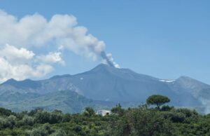 Ripresa sull’Etna attività stromboliana dal cratere Voragine, emissione di cenere