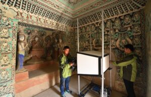Cina, restauratori al lavoro per preservare le grotte di Mogao