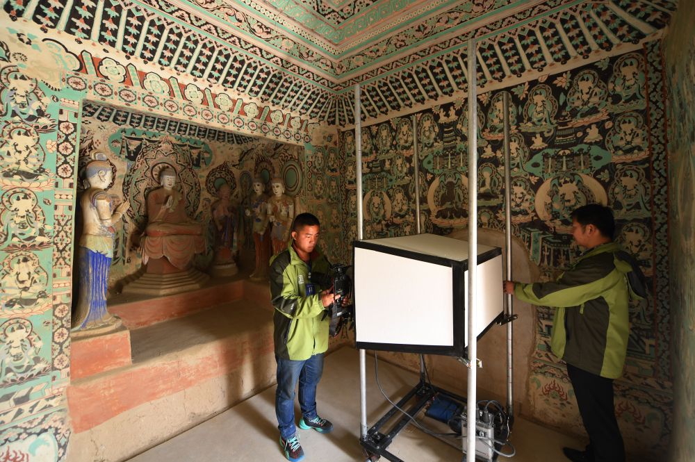 Cina, restauratori al lavoro per preservare le grotte di Mogao Cina, restauratori al lavoro per preservare le grotte di Mogao