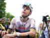 Pogacar cade e si ritira dalla Vuelta, sprint di Coquard e Mas in maglia rossa