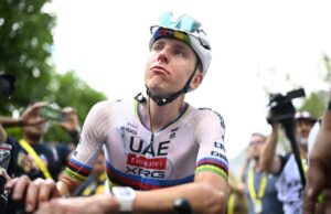 Pogacar cade e si ritira dalla Vuelta, sprint di Coquard e Mas in maglia rossa