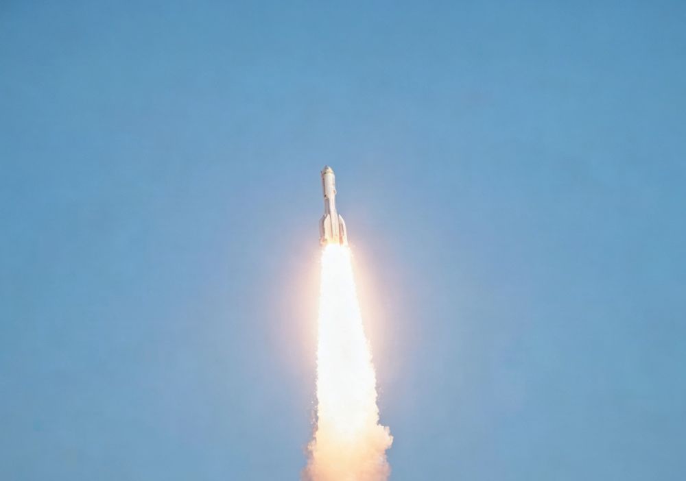 La Cina lancia in orbita nove satelliti dalle acque al largo di Shanghai La Cina lancia in orbita nove satelliti dalle acque al largo di Shanghai