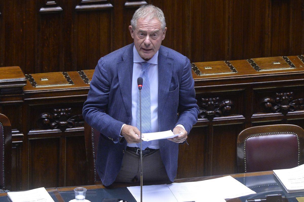 Protesta Tir, Urso “Viminale sta identificando camionisti per rimuovere blocchi” Protesta Tir, Urso “Viminale sta identificando camionisti per rimuovere blocchi”